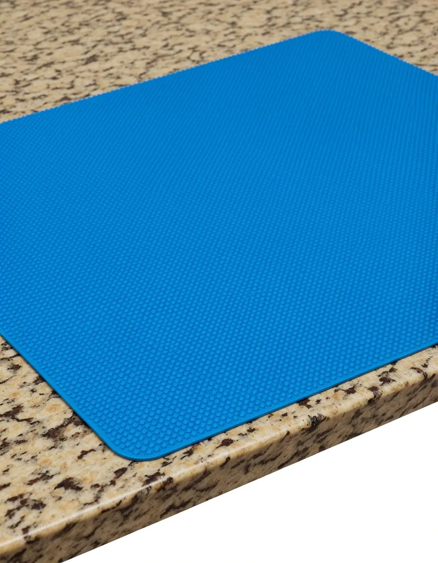 Silicone Countertop Protector Mat en una encimera de granito