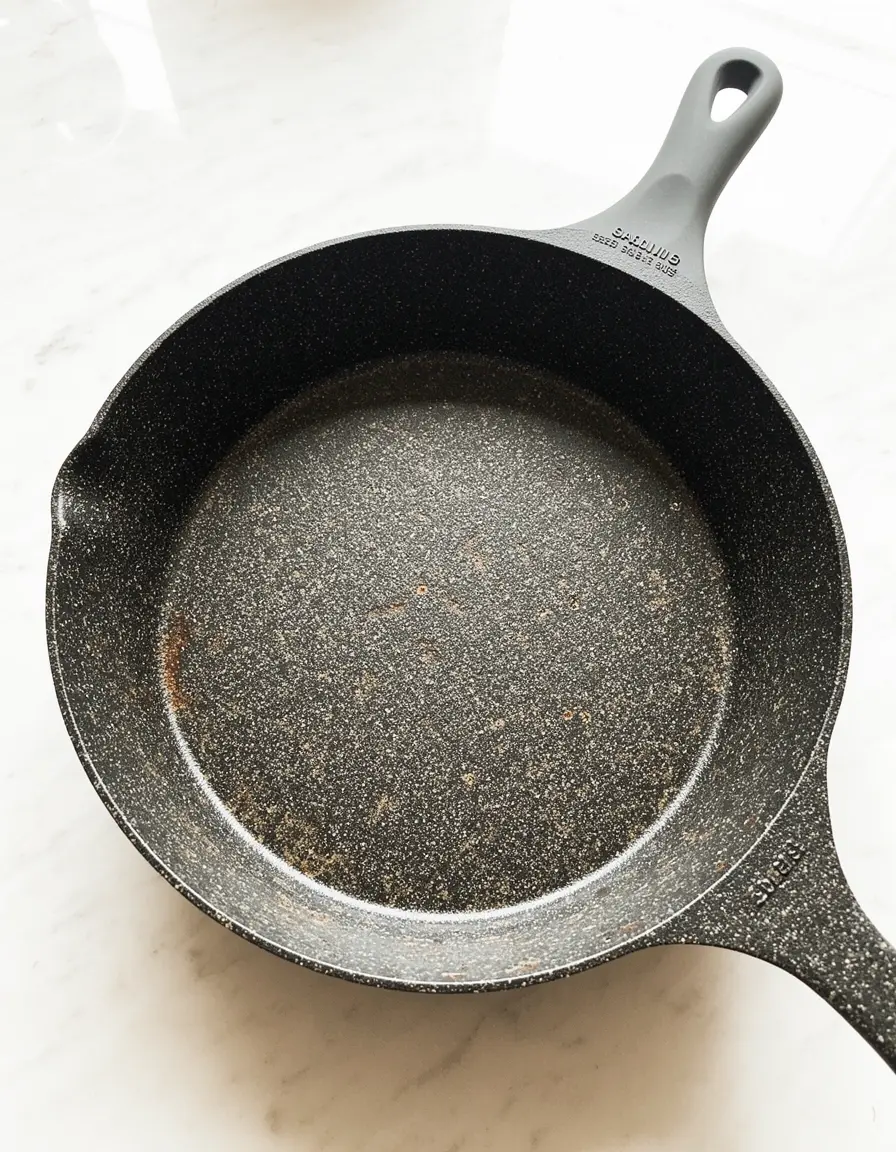 Sartén de hierro fundido con mango de silicona roja
