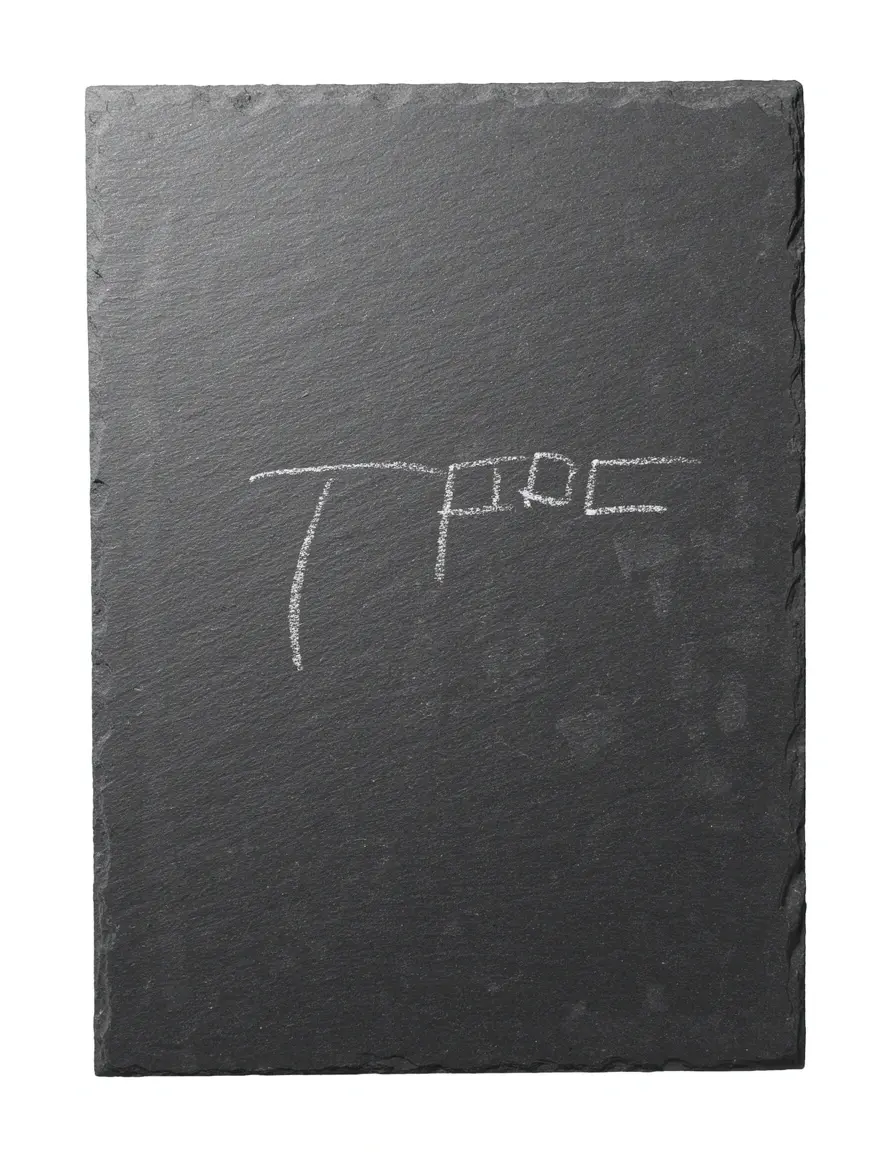 Tabla de pizarra para quesos con tiza para escribir nombres